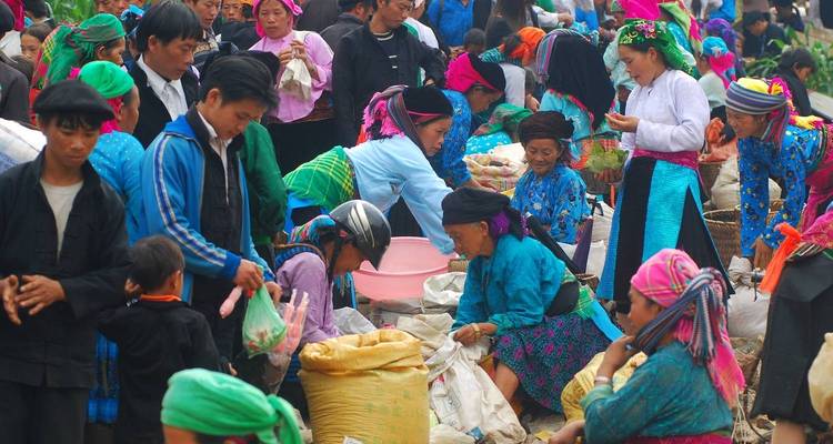 Überfüllte ethnische Marktszene mit Händlern, die Produkte und Textilien handeln