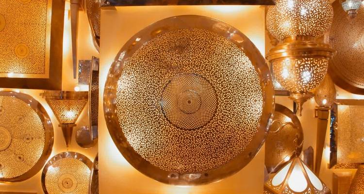 Sammlung von verzierten Lampen, die hell leuchten.