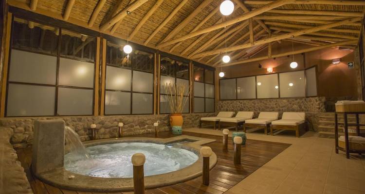 Área de spa interior con jacuzzi circular.