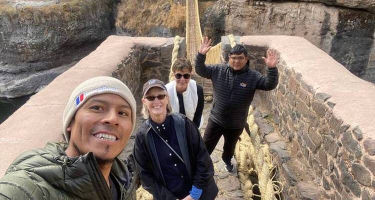 Selfie de groupe sur l'historique pont de corde inca fait de paille enjambant une gorge profonde