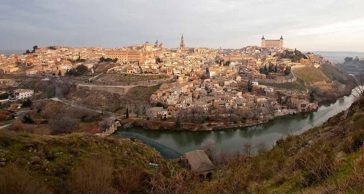 Breed panorama van de historische ommuurde stad Toledo gelegen boven de kronkelende rivier de Taag.