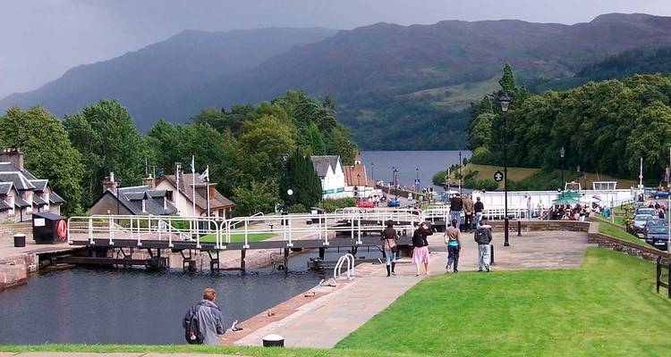 Le système d'écluses de Fort Augustus relie les bateaux entre les bassins du canal avec le Loch Ness et les collines brumeuses au-delà.
