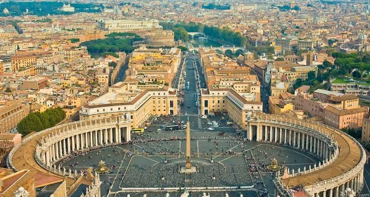Vue aérienne de la place Saint-Pierre avec ses colonnades et son obélisque au cœur de la Cité du Vatican.