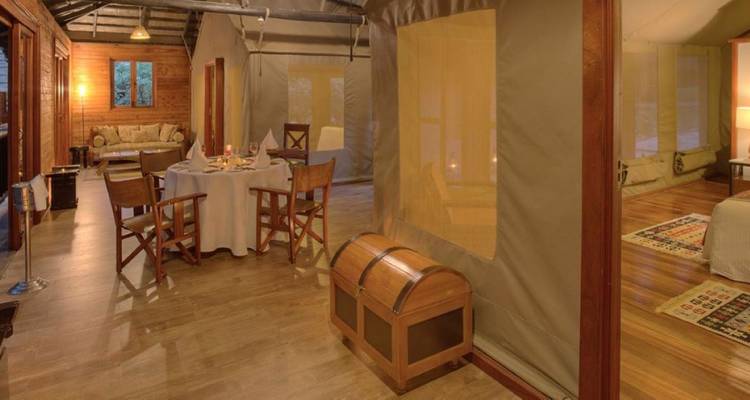 Luxueuze tentensuite met eet- en zithoek.