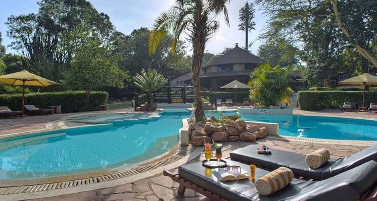 Luxe zwembadgebied bij een resort met ligbedden.