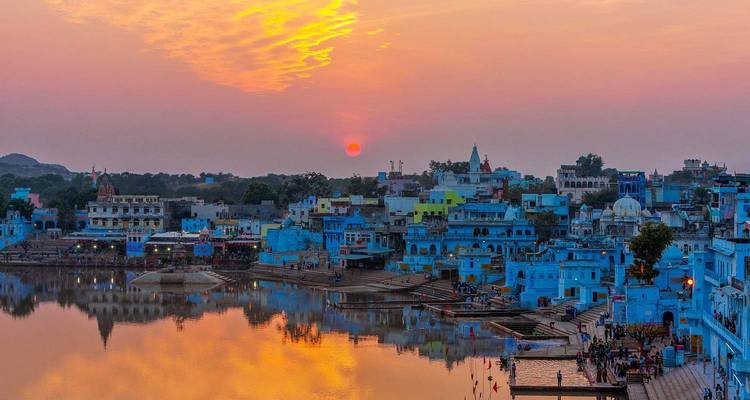 Paysage urbain avec un lac reflétant les bâtiments au coucher du soleil
