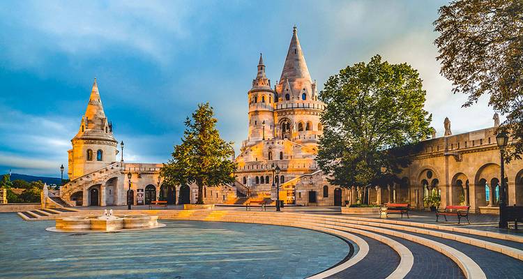 Vissersbastion in Boedapest, met neogotische en neoromanesque stijlarchitectuur onder een heldere hemel.
