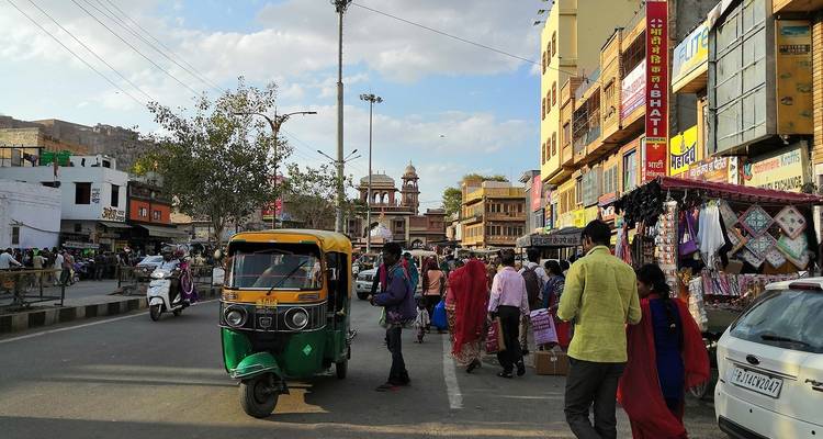 Drukke straat in een Indiase stad