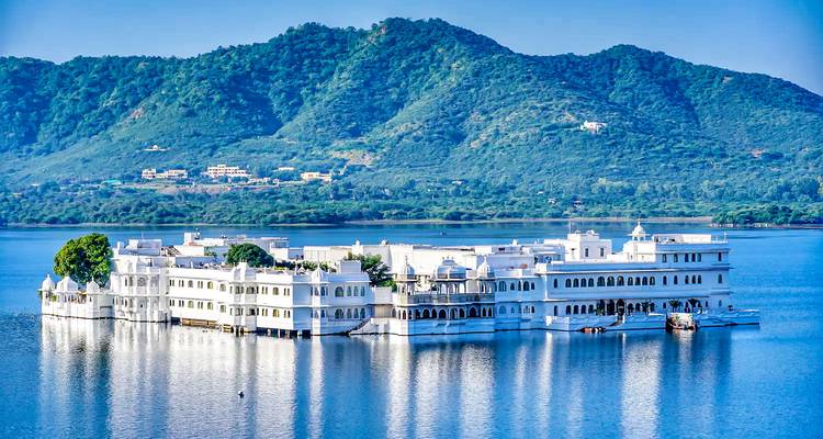 Palais du Lac magnifiquement situé sur fond de collines et d'eau.
