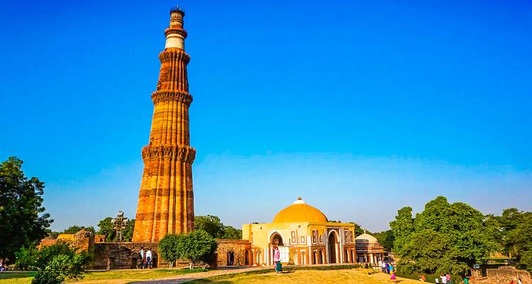 Qutub Minar avec un ciel dégagé en arrière-plan.