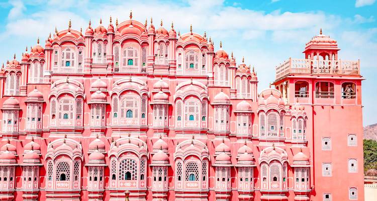 Hawa Mahal avec sa façade complexe se détachant sur un ciel lumineux.