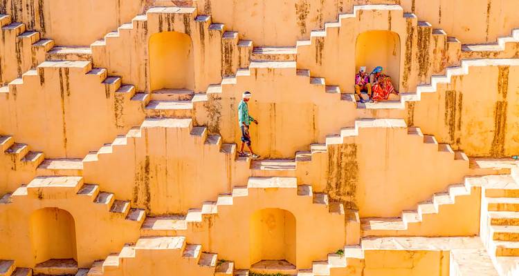Un puits à degrés avec des personnes marchant sur les marches.