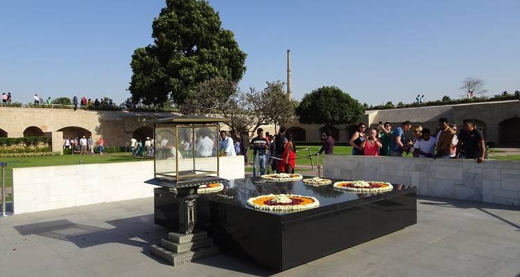 Toeristen die een herdenkingsplaats bezoeken