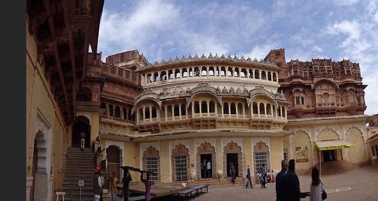 Paleisinterieur met toeristen