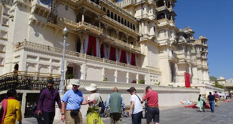 Toeristen buiten een groot paleis