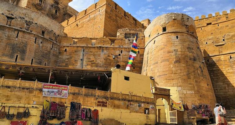 Jaisalmer Fort met winkelpuien en vlaggen