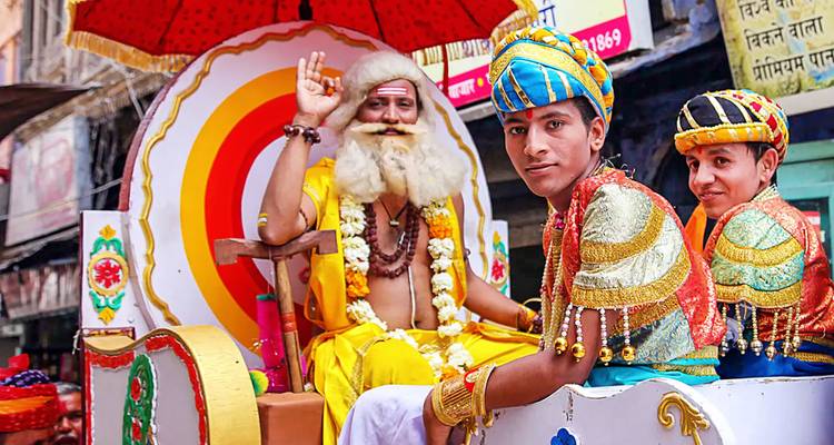 Artistes costumés sur un char culturel pendant un festival.