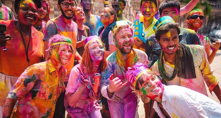 Des gens célébrant Holi avec des couleurs vives et des expressions joyeuses.