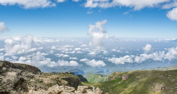 Une vue panoramique du paysage en contrebas depuis une haute altitude.