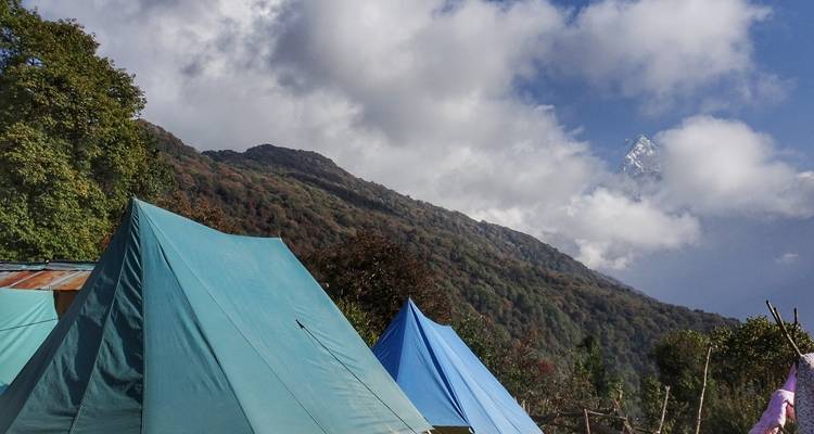 Bunte Zelte vor einer Bergkulisse.