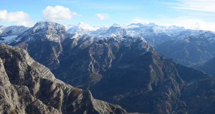 Schneebedeckte Berggipfel unter einem hellen Himmel.