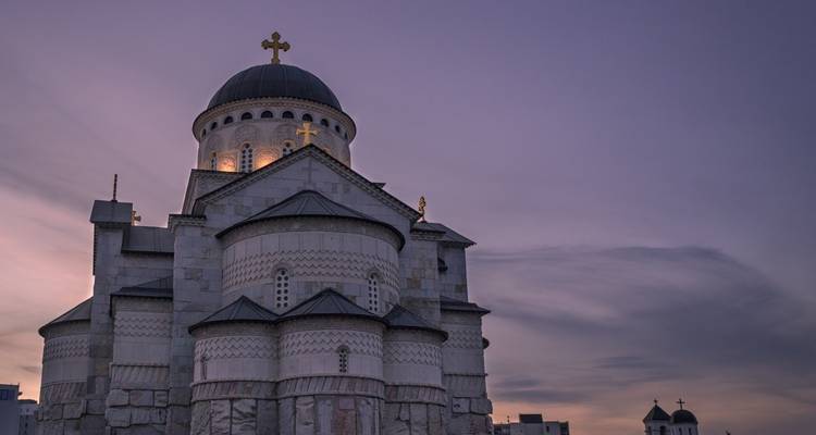 Dämmerungsblick auf eine Kirche mit Kuppeldach.