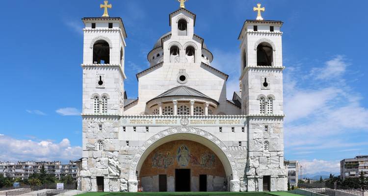 Majestätische weiße Kirche mit zwei Glockentürmen.