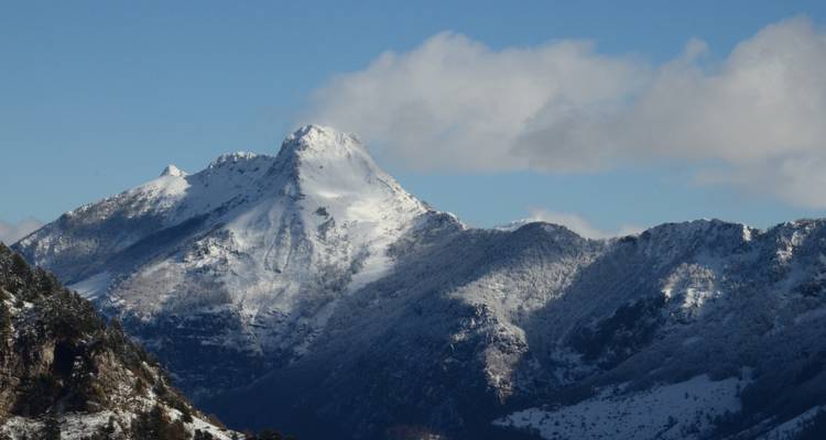 Majestätischer schneebedeckter Berg unter einem blauen Himmel.