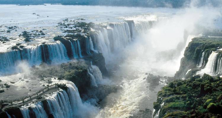 Vista aérea de las Cataratas del Iguazú con agua cayendo y neblina.