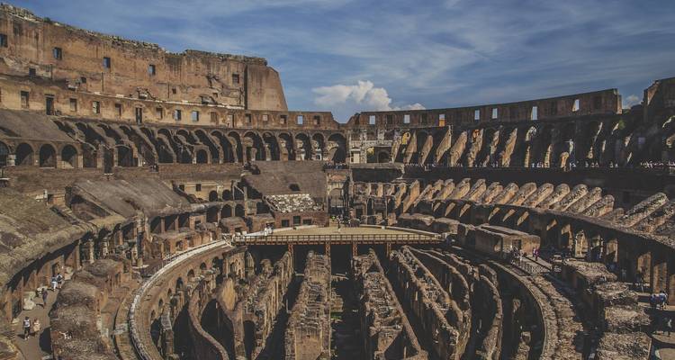 Panoramablick ins Innere des Kolosseums in Rom.