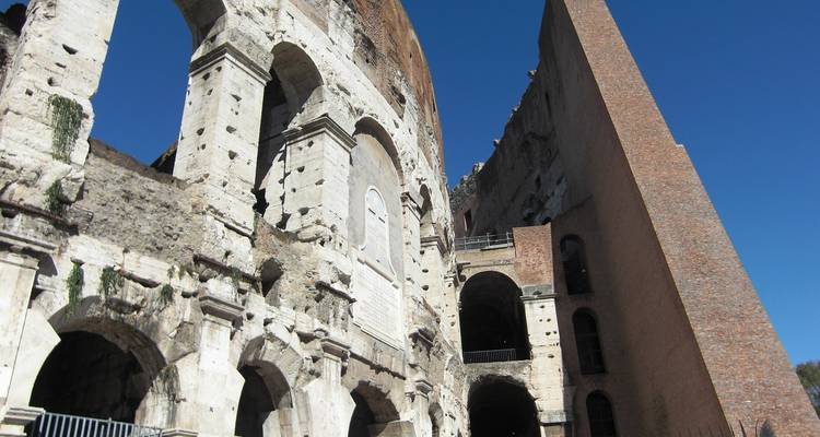 Außenansicht eines historischen römischen Gebäudes.