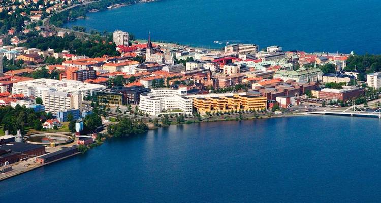 Vue aérienne de Jönköping épousant le rivage du lac Vättern d'un bleu profond.