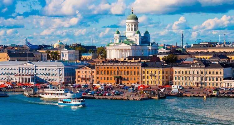 Port d'Helsinki animé avec des tentes de marché, des bâtiments colorés et une cathédrale dominant le front de mer.