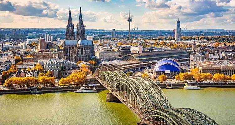 Vue aérienne de la cathédrale de Cologne, du pont Hohenzollern et du Rhin avec des arbres d'automne.