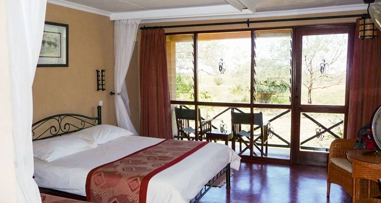 Interieur van een safarilodge met uitzicht op het landschap.