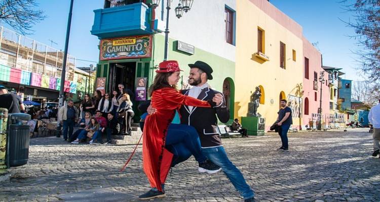 Bailarines disfrazados realizan el tango en la colorida calle empedrada de Caminito en La Boca