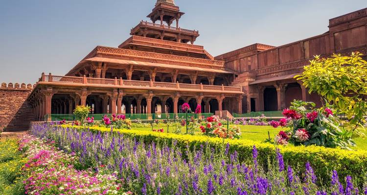 Ein historischer Komplex mit lebendigen Gärten.