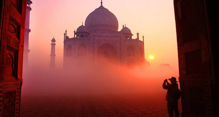 Das Taj Mahal, von Nebel umhüllt bei Sonnenaufgang.