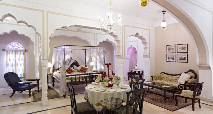 Weelderige hotelkamer met traditionele Indiase decoratie.