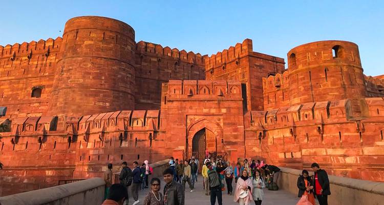 Le majestueux fort d'Agra avec des visiteurs qui l'explorent.