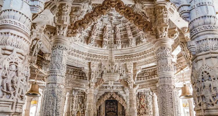 Intérieur finement sculpté d'un dôme de temple.