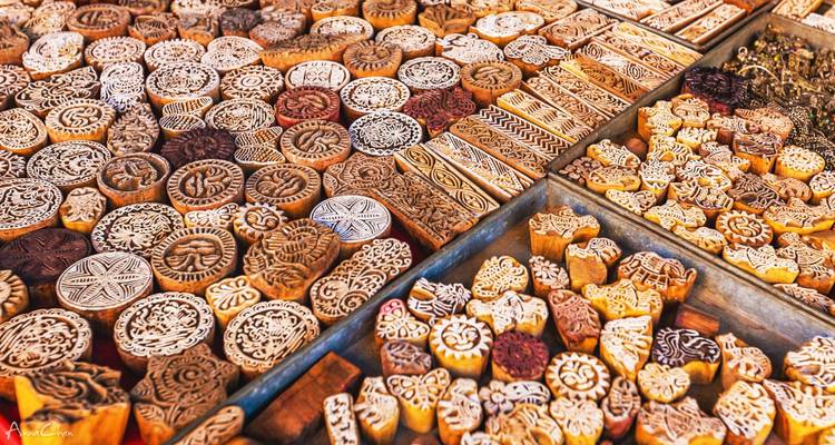 Une collection de tampons en bois finement sculptés exposés dans un cadre de marché.