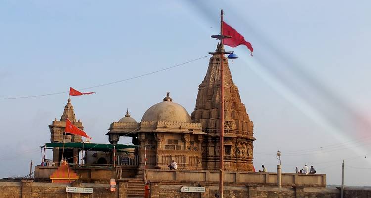Humayuns Grab mit einem großen Garten im Vordergrund.