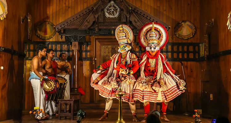 Une représentation traditionnelle de Kathakali dans un décor de scène.