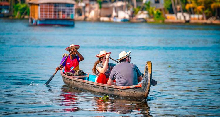 Des gens profitant d'une promenade en bateau sur les paisibles backwaters d'Alleppey.