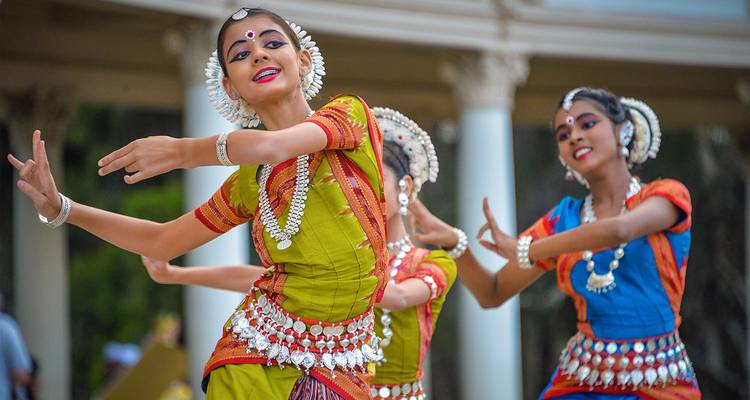 Danseurs traditionnels se produisant en tenues colorées.