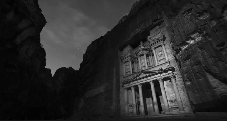 Le Trésor de Pétra illuminé la nuit.