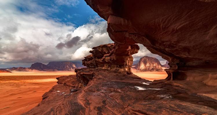 Paysage désertique époustouflant dans le Wadi Rum avec des formations rocheuses.