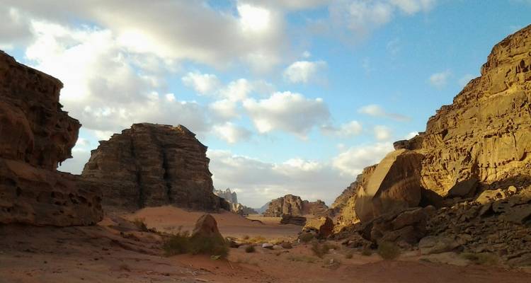 Vue large des formations rocheuses dans le Wadi Rum.