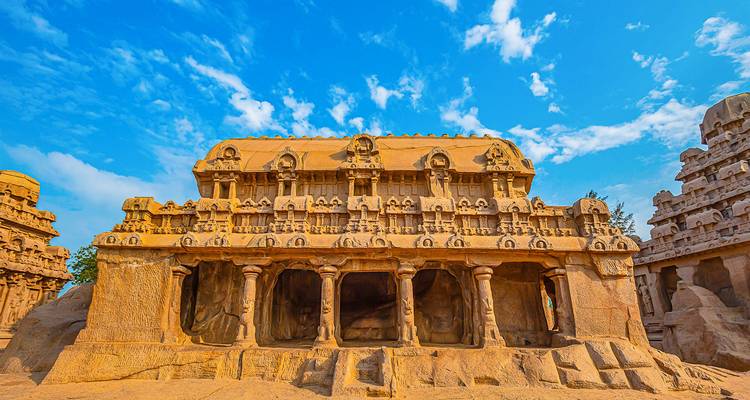 Les anciennes sculptures en pierre de Mahabalipuram sous un ciel bleu clair.